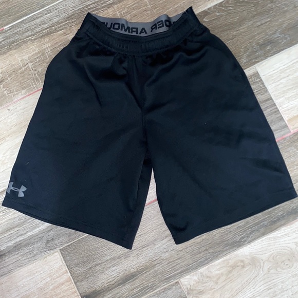 Under Armour Other - Boys YM black under armor loose shorts